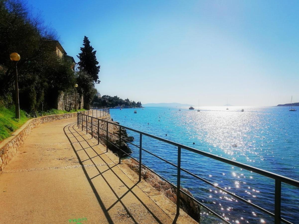 Studio Apartment Michelle - Intermezzo With Sea View Rabac Buitenkant foto